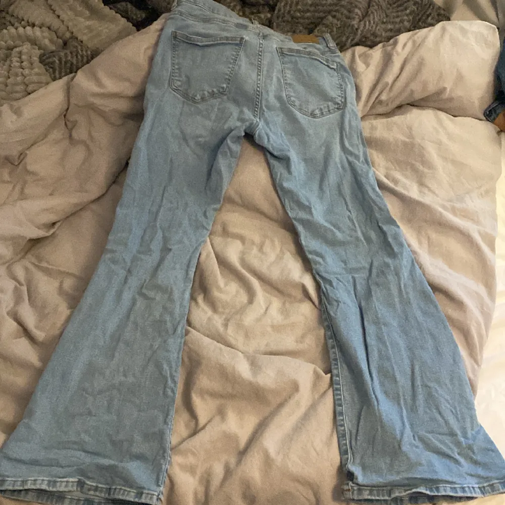 Säljer dessa efterfrågade jeans från Gina som är helt slutsålda på både Gina och Nelly! Low waist, storlek 40, bootcut. midjemått rakt över: 40,5cm innerbenslängd:76cm! Inget täcken på slitage!❤️❤️. Jeans & Byxor.