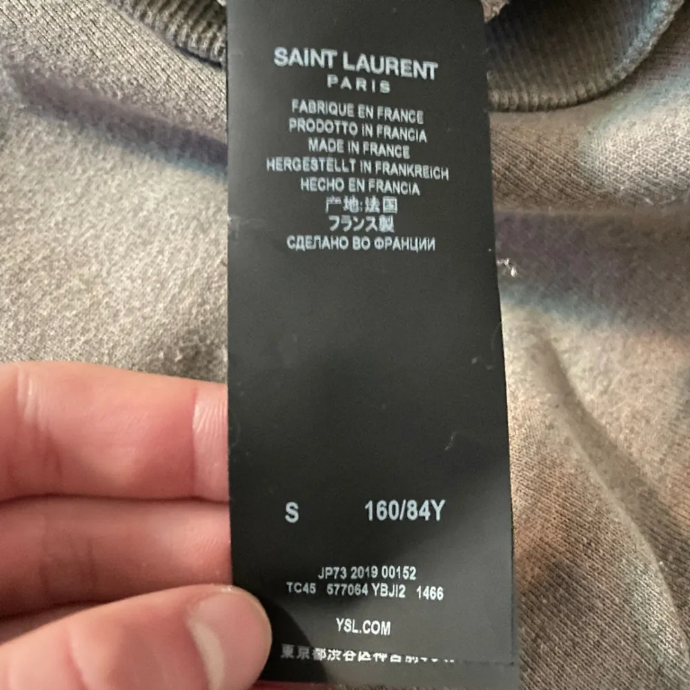 Säljer en snygg grå/biege Saint Laurent crewneck | Den är i fint skick och såklart äkta🤩 | Storlek S | Fraktar spårbart via Postnord, på köparens bekostnad | Prioriterar snabba affärer | inga byten | Hör av dig vid frågor! 📩. Hoodies.