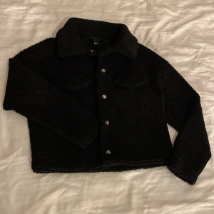 Teddy jacka - Jätte fin och mysig jacka ifrån gina tricot, teddytyg med knappar som stängning, i jätte fint skick