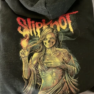 Slipknot hoodie  - Supercool slipknot hoodie, fint skick med den ända defekten är lite noppig. Köpt på bluefox. Nypris 600