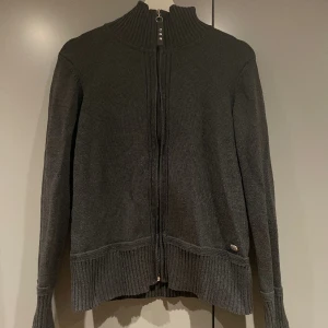 Riktigt najs zip tröja! - Här har vi en sån fin grå zip tröja, så najs med lite krage!