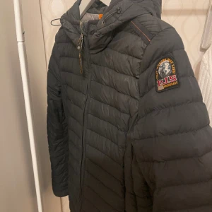 Para jumper jacka  - Säljer min para jumper jacka använt några gånger, storlek xs men funkar bra för dom som är i storlek s också. Pris et kan diskutera vid snabb affär 