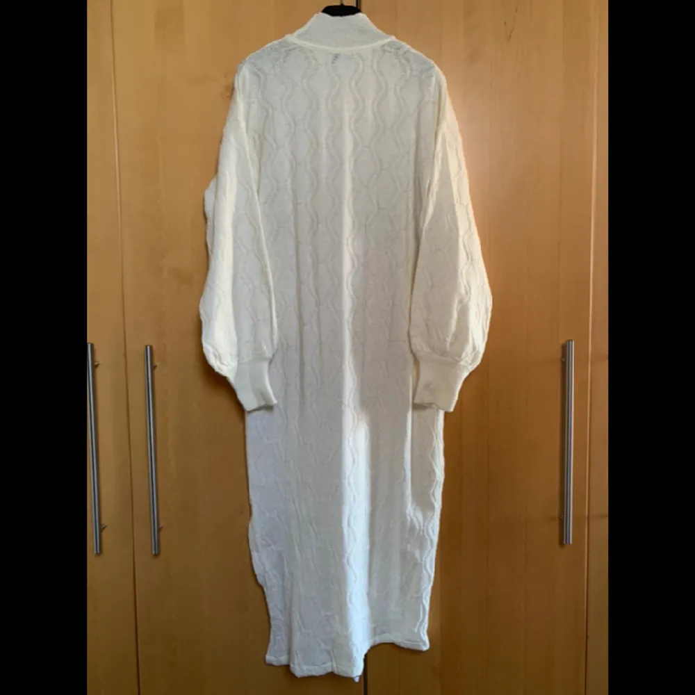 Stickad vit klänning med rutig mönster från NAKD i mycket bra skick, bara använd 1 gång. . Klänningar.
