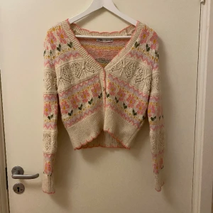 Stickad Zara kofta - Jacquard med blommor, endast använd ca 2-3 gånger, perfekt skick!
