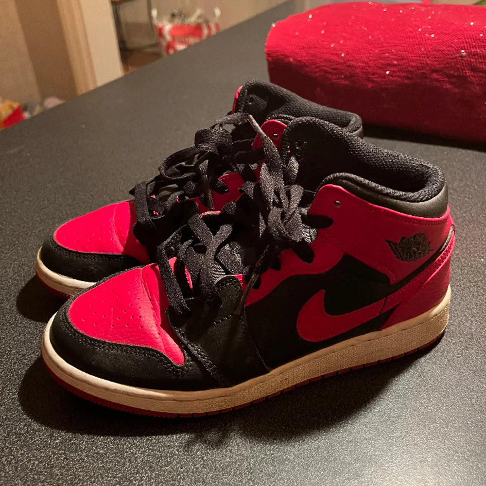 Ett par röd/svarta äkta Nike air jordans 1 i storlek 36. Ej använda många gånger, men lite creasade i fram (syns i bild). . Skor.