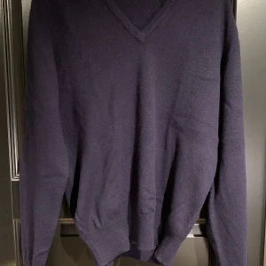 Snygg v-ringad tröja - Mörblå sweater från Alan Paine i storlek L. 100% lammull