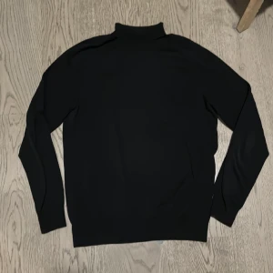 Polotröja  - Svart i bomul