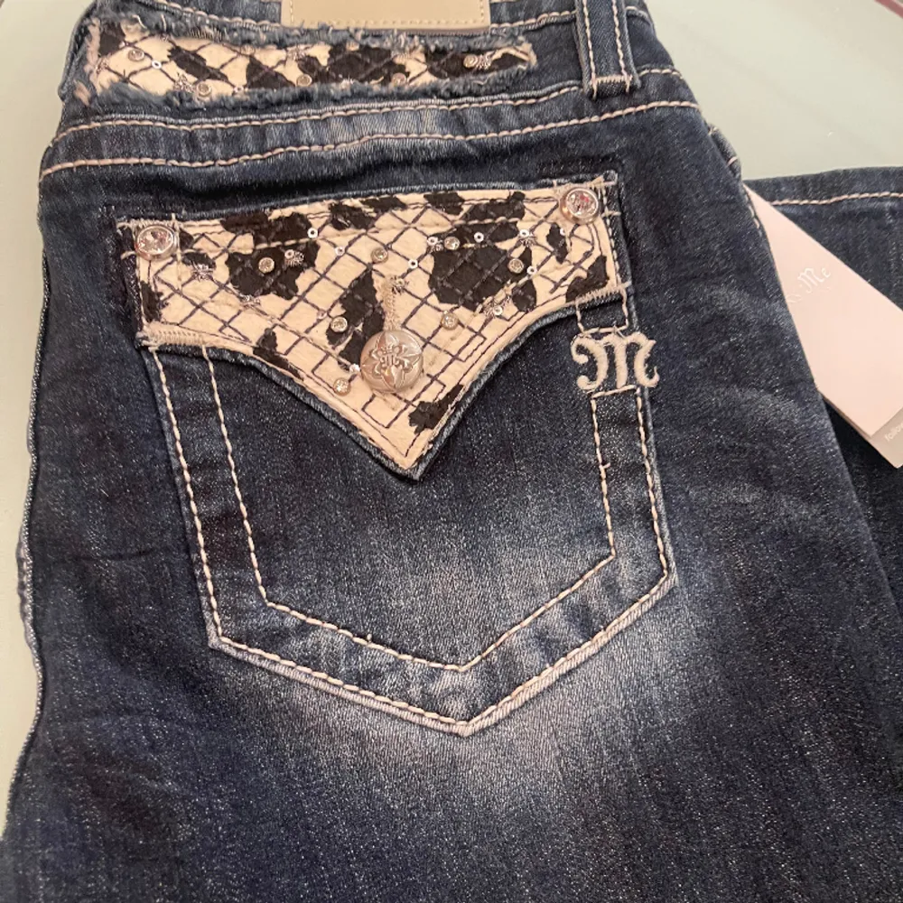⚠️FINNS FLER FÄRGER OCH STORLEKAR UNDER MITT KONTO⚠️Säljer detta snygga miss me jeans helt nya från butiken Maruschka de Margo. Nypris 2100kr och säljer för 1500kr. Helt oanvända.Svart vita i skinn.. Jeans & Byxor.