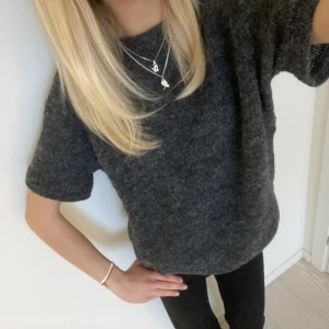 Stickad tshirt  - Såå fin stickad tshirt från mango som jag verkligen älskar men har föer liknande så kommer inte till så mycket användning❤️ bra skick