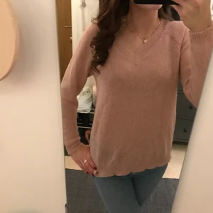 Rosa stickad tröja  - Från gina i bra skick. Den är L men passa bra på mig som är S