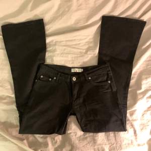 skitsnygga svarta lågmidjade bootcut jeans med detaljer på bakfickorna! tyvärr lite för tajta på mig. i fint skick! jag är 165 cm lång för referens
