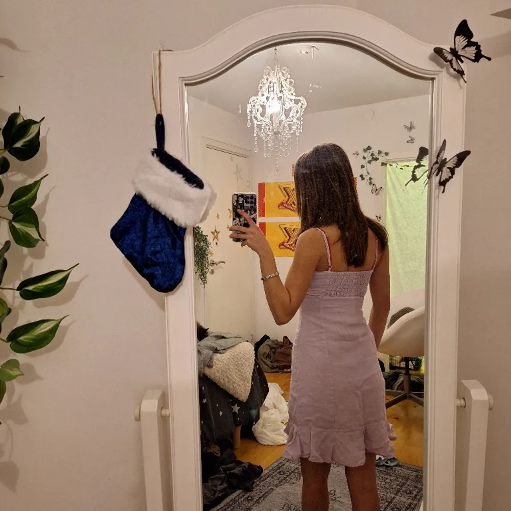 Super söt ljuslila klänning i storlek xs. Köptes innan sommaren och har aldrig använts, skriv om du har frågor💕. Klänningar.