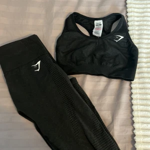 Gymshark vital set - Svart set ifrån gymshark, bra kvalitet. Storlek small
