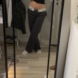 Low waist byxor - Dickies 874or🤍 som är low waisted när man viker ner kanten! Använda endast ett fåtal gånger🤍 är lite osäker på vilken färg de är men skulle säga att de är lite blå/svarta (Pris kan diskuteras)