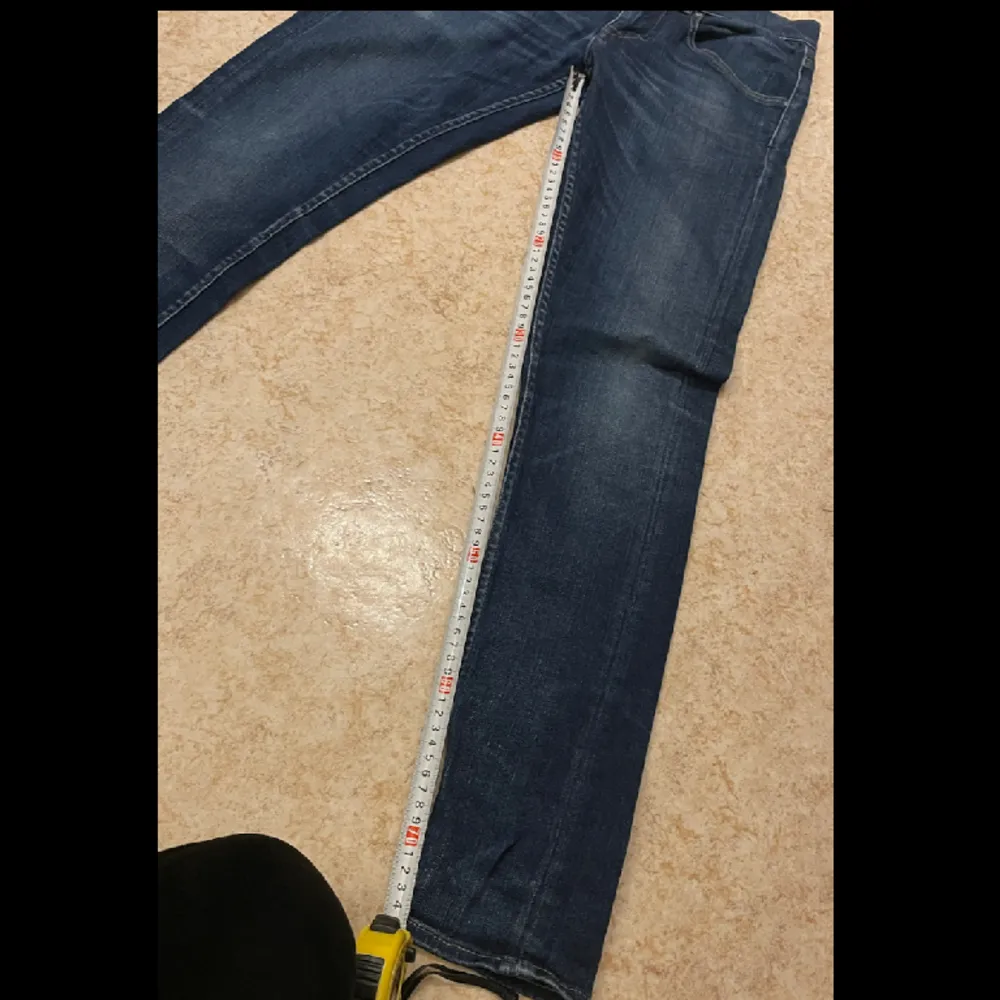 Sparsamt använda, som nya. Dock saknas storleken i jeansen såg jag nu men tror att det är 27/32  eller 28/32 . Midjemåttet är ialf ca 36cm och innerbenets längd är ca 75cm  Behöver du andra mått går det att lösa. . Jeans & Byxor.