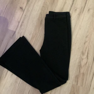 Kostymbyxor  - Säljer dessa super fina kostymbyxorna från veramoda i storlek XS! Säljer dom pga att din inte kommer till användning längre. Kom privat för fler bilder. Priset kan diskuteras har glömt vad jag köpte dom för 