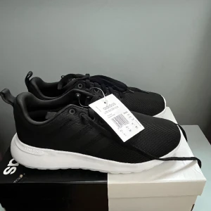Adidas Lite Racer Cln  - Helt oanvända skor pga fel storlek. Adidas Lite Racer Cln.