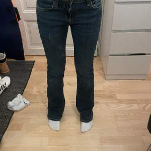 Super snygga lågmidjade jeans från zara, säljer pga att de inte används men arnas super bra kvalité! 