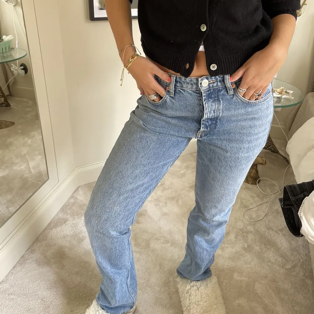Populära lågmidjade straight jeans från zara💙De är i strl 40, men små i storleken och sitter mer som en 38❤️köpta för 359kr💕. Jeans & Byxor.