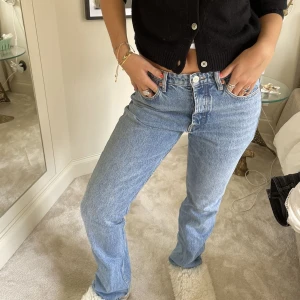 Lågmidjade jeans🖤 - Populära lågmidjade straight jeans från zara💙De är i strl 40, men små i storleken och sitter mer som en 38❤️köpta för 359kr💕