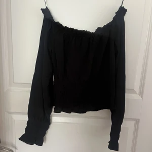 Offshoulder top Bikbok - Svart offshoulder top från BikBok i strl S. Oanvänd och inte ens testad så prislapp finns kvar. Nypris 299 :- Pris kan diskuteras. Skicka gärna för fler bilder 😊  Köparen står för frakt 