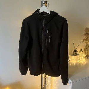 Sail racing hoddie  - Metallen är lite sliten och så finns det ett hål i vänster ärm men inget jag tänker på. Passar mig som har S/M i vanliga fall. Nypris 1200kr tror jag. Priset går att diskutera, möts upp i Stockholm och köparen står för frakten🥰