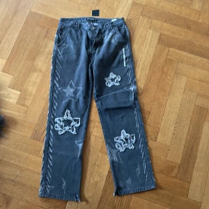 Taka star jeans  - Mörkgråa straightleg/baggy jeans med stjärndetaljer från Taka Original. Jättesnygga men var tyvärr för stora på mig.