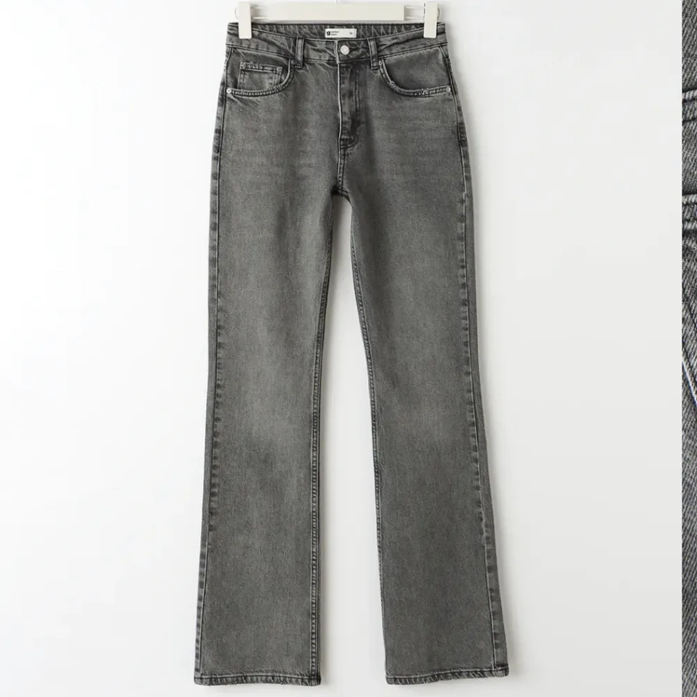 Gråa Full Lenght Flare Jeans från Gina i storlek 32 🤍 andvända i bra skick! Klippta när de köptes pga lite för långa 🤍(sista bilden visar längd på mig som 160 lång). Jeans & Byxor.