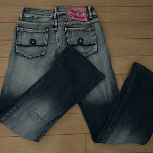 Snygga y2k jeans  - Säljer mina jätte snygga 00s tals bootcut jeans då dom inte kommer till användning!💗 Jeansen är i storlek 26 men är stretchiga🙌 Skriv om ni är intresserade innan ni köper, pris går att diskutera 👍