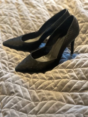 Svarta pumps  - Svarta pumps stel 37 Häkten nicka / hälften skinn