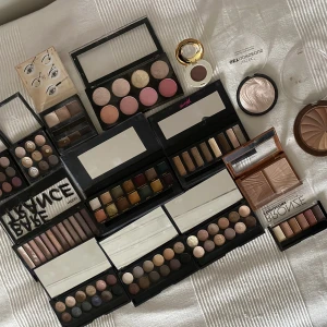 Smink paket - STORT sminkpaket, köpes endast som paket🤍 Alla läpprodukter är avtorkade🤍 Tryck gärna på köp nu🤍  innehåller: 11 ögonskuggspaletter, 2 bronzers, 2 highlighters, 1 blush/highlighterpalette, 2 ögonbrynspomades, 1 eyeliner, 1 concealer och 20 läpprodukter