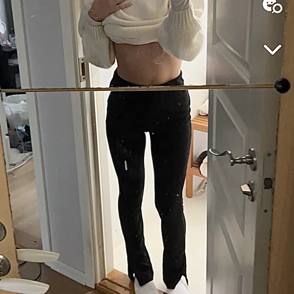 Ribbade tights från na-kd i strl 36! Helt nya ❤️ jag är 171 cm lång🤍 ett plagg alla måste ha i höstgarderoben!! Passar som kostymbyxor & som mysbyxor ❤️‍🔥 använd gärna köp nu!🩷. Jeans & Byxor.