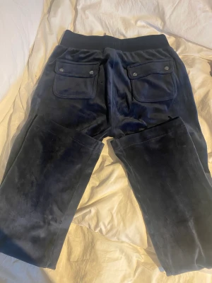 Juicy byxor  - Säljer dessa juicy byxor i storlek XS i mörkblå💞 skriv om du är intresserad, om du vill köpa sen så kan jag aktivera funktionen ”köp nu”