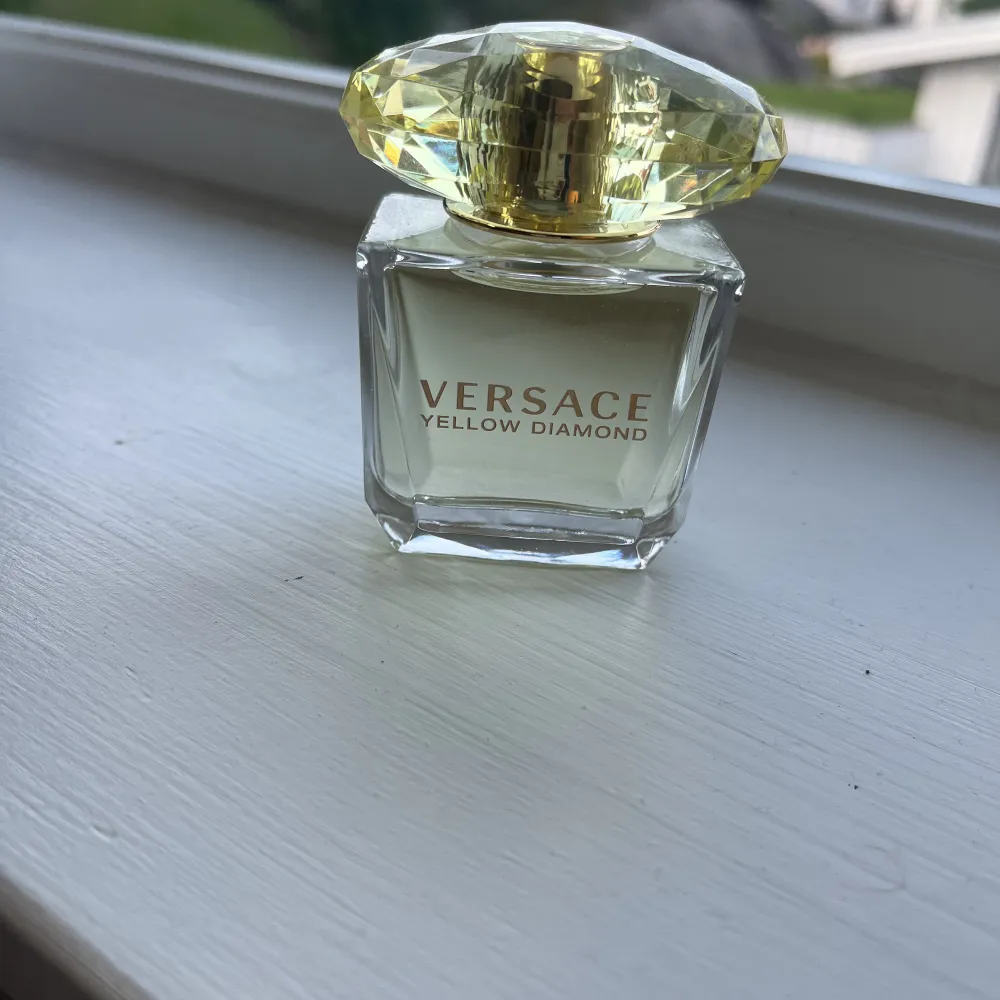 Säljer en helt oanvänd Versace  parfym i doften Yellow Diamond💛 Säljer den eftersom de inte riktigt är min typ av doft💕pris kan diskuteras! Original pris är 635kr . Övrigt.