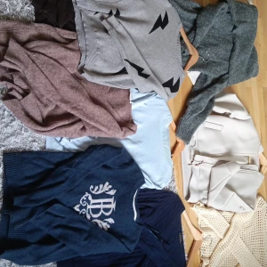 Säljer dessa tröjor. - Dma för inbjudan, pris diskuteras och bättre bilder finns! Inga kmr vara dyra utan där vid 60 -180 max.