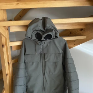Cp company jacka  - Säljer en cp company Jack då den är Något för litet för mig. Den är i storlek 52 vilket motsvarar M/L. Skick 9/10 Ny pris 4400, jag säljer för 1900