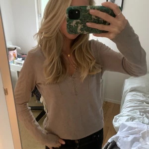 Stickad tröja  - Beige stuckad tröjaed detaljer 