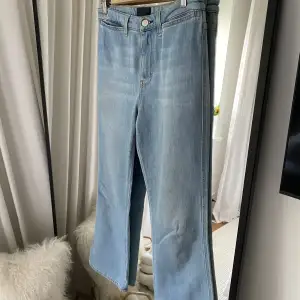 Jeans från Filippa K i storlek small. Längden är ungefär 91cm lång. Modellen heter Hally high waist flared leg.