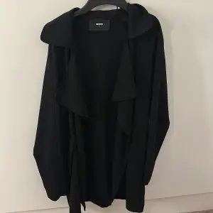 Svart tunn trench coat från bikbok