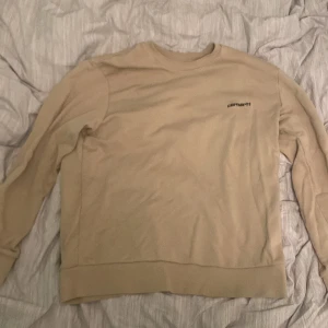 Carhartt Tröja - Säljer nu min skitsnygga Carhartt tröja! Tröjan är i gott skick förutom ett litet svart sträck. Storleken är L men passar mer S-M eftersom det är min normala size! Bara att höra av sig om man är intresserad! Pris kan diskuteras!
