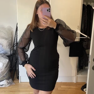 Svart klänning mesh ärmar - Svart klänning med mesh ärmar 