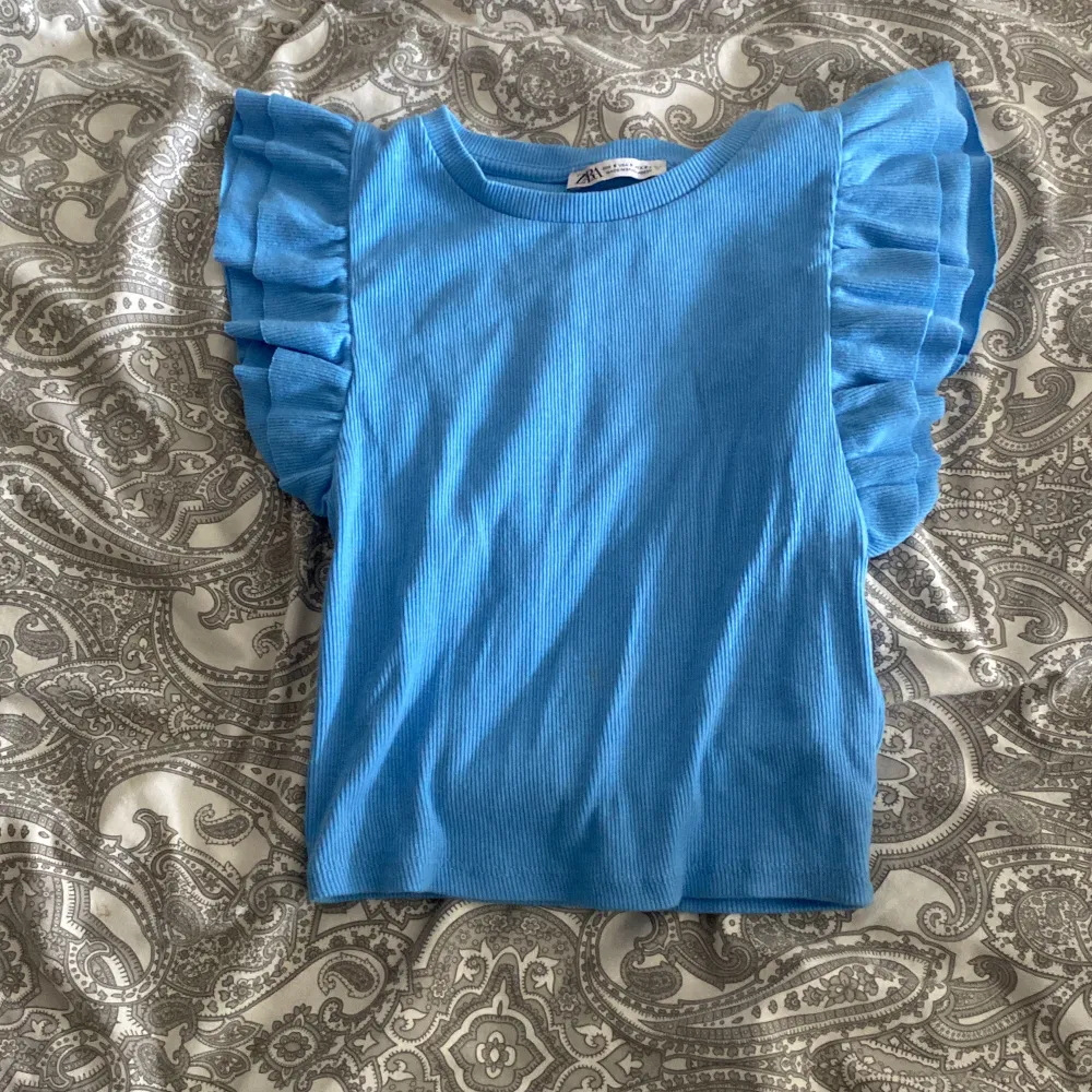 Blå tröja från zara använd en gång💞. T-shirts.