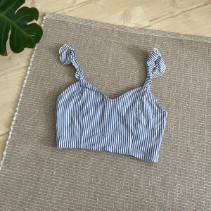 Croppad topp - Supersöt topp som jag använt en gång. 