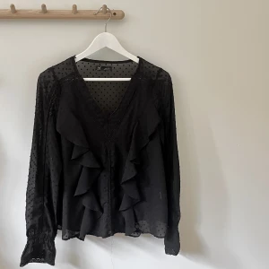 Blus  - Säljer denna fina blus från Zara🥰