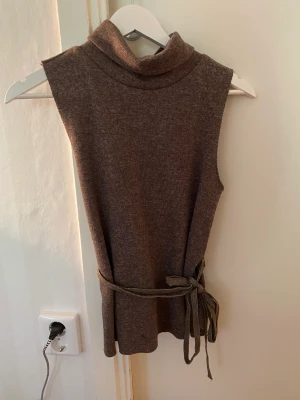 Zara kortärmad polo - Fin kortärmad polo från zara. Kommer tyvärr inte till användning. Bara att kontakta om man har frågor eller vill ha fler bilder💗