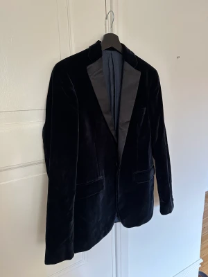 Acne Studios Smoking Jacka - Storlek 46! Köpt av mig på mrporter. Använda fåtal gånger. Köpte den för 4-5 tusen. 