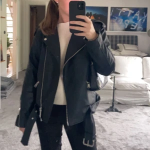 Skinnjacka  - Säljer denna skinnjacka från Nelly då den inte kommer till användning längre🩷