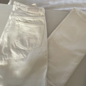 Weekday rowe vit - Weekday rowe vit. 26/32 storlek. 590kr nypris. Mitt pris 200kr plus frakt. Vid snabb affär kan jag gå ner i pris