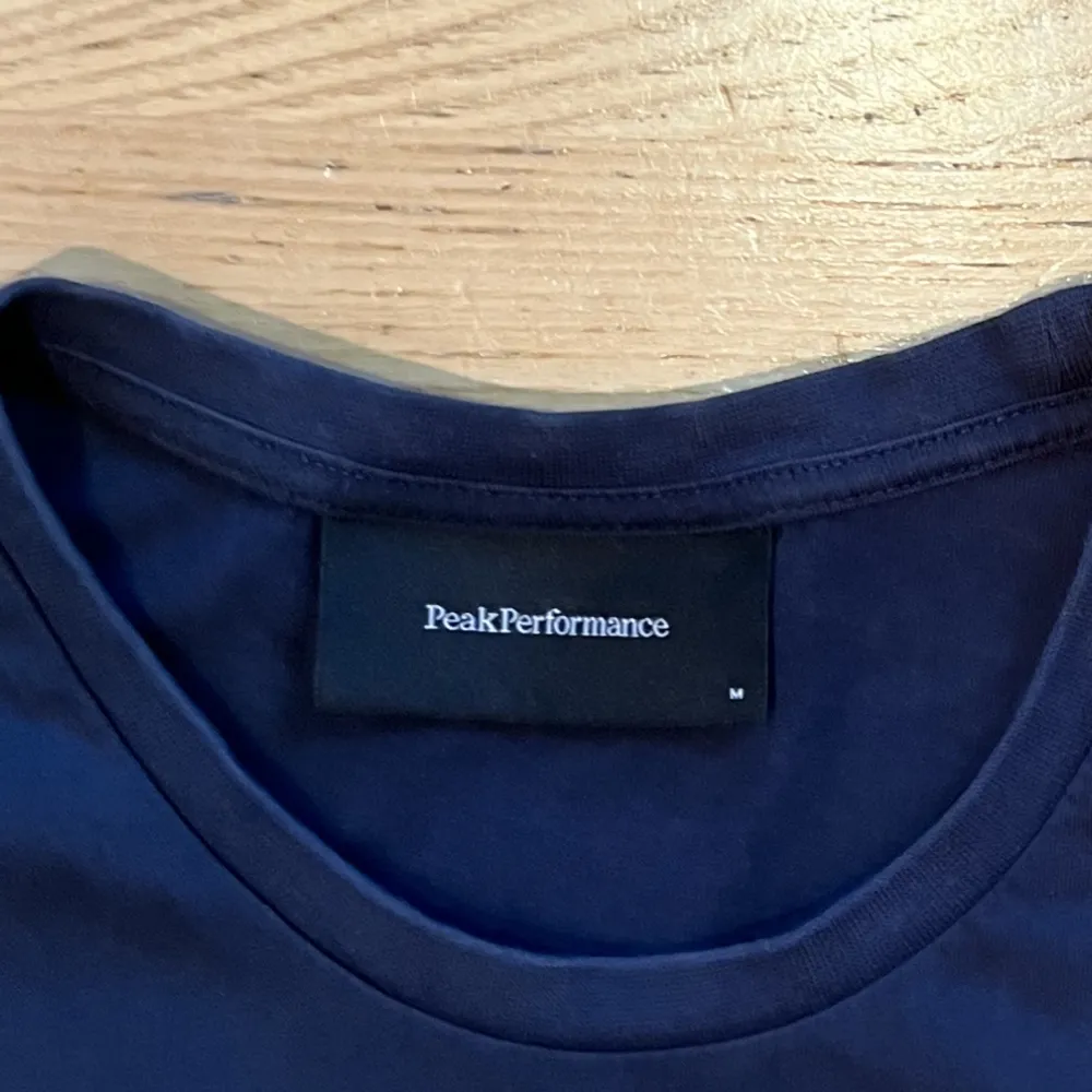 Tjena, säljer nu mörkblåa Peak Performance t-shirt i storleken medium. Använd några gånger men är i väldigt bra skick. Hör av dig vid funderingar, pris kan diskuteras . T-shirts.