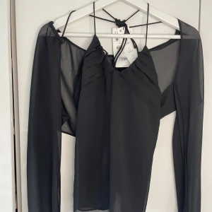 Zara blus - Festblus från Zara, aldrig använd. Säljer då den var lite liten i ärmarna för mig. 💕